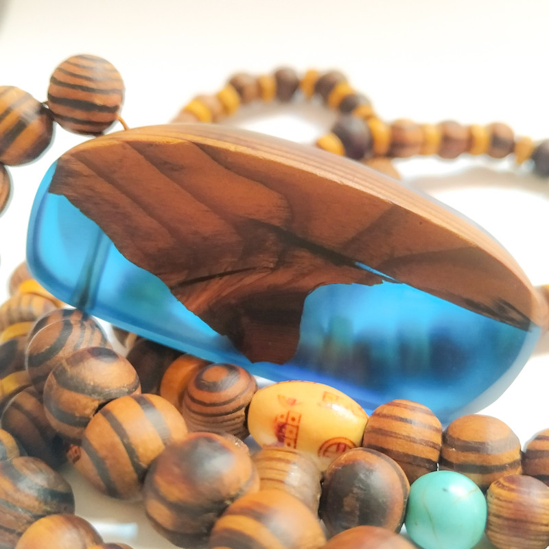 گردنبند دخترانه مدل چوب و رزین گردنبند دخترانه مدل چوب و رزین