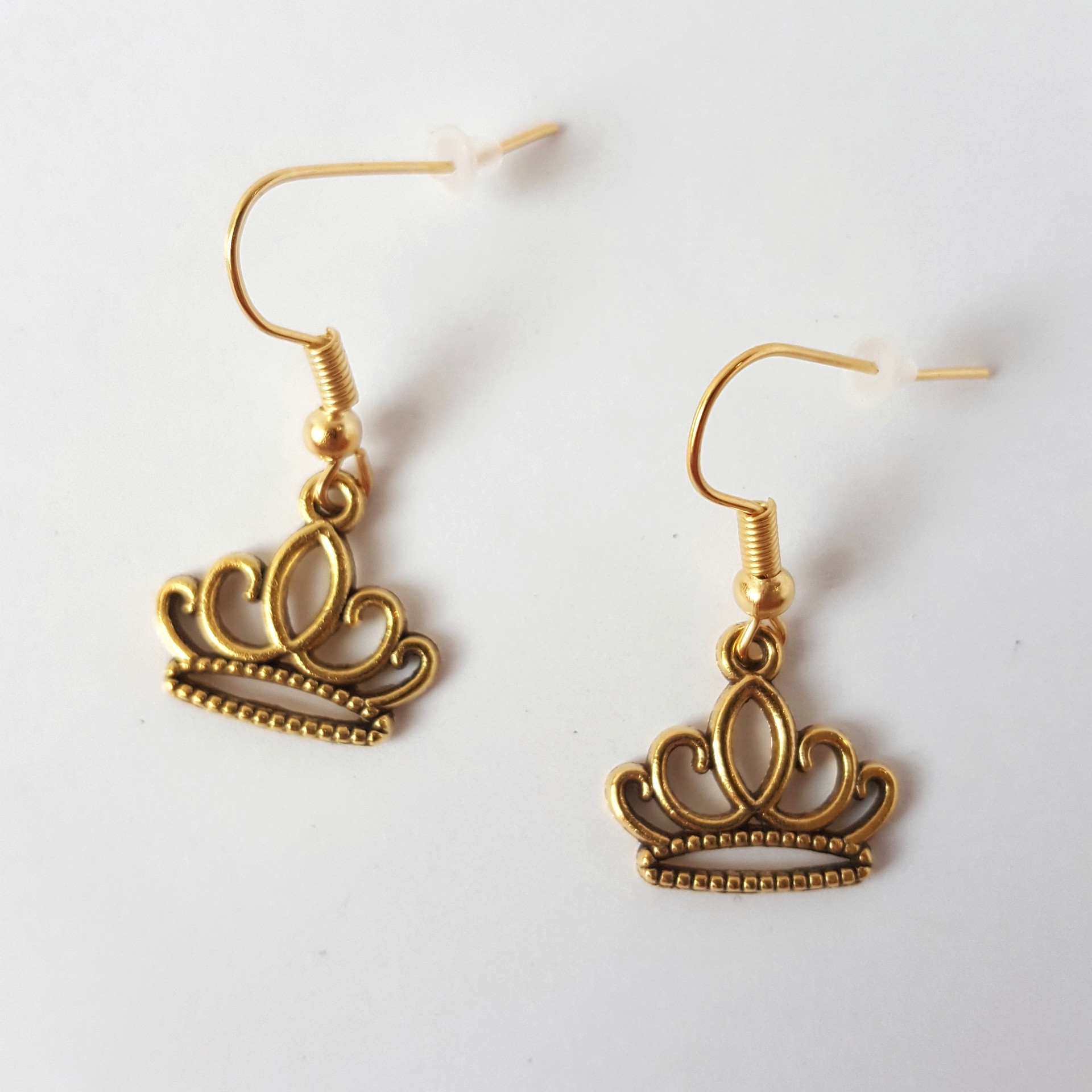 گوشواره دخترانه نمدیکا طرح تاج مدل کویین گوشواره دخترانه نمدیکا طرح تاج مدل کویین