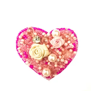 گل سینه زنانه مدل قلب Sa-g-hrt