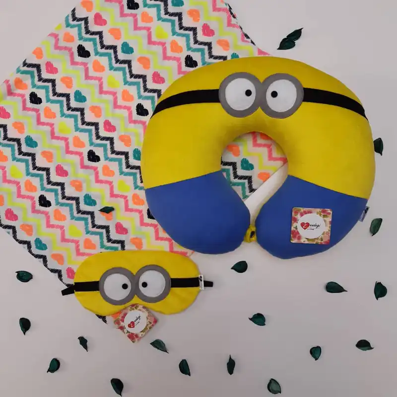 بالش دورگردنی گروه هنری زندگی طرح مینیون به همراه چشم بند