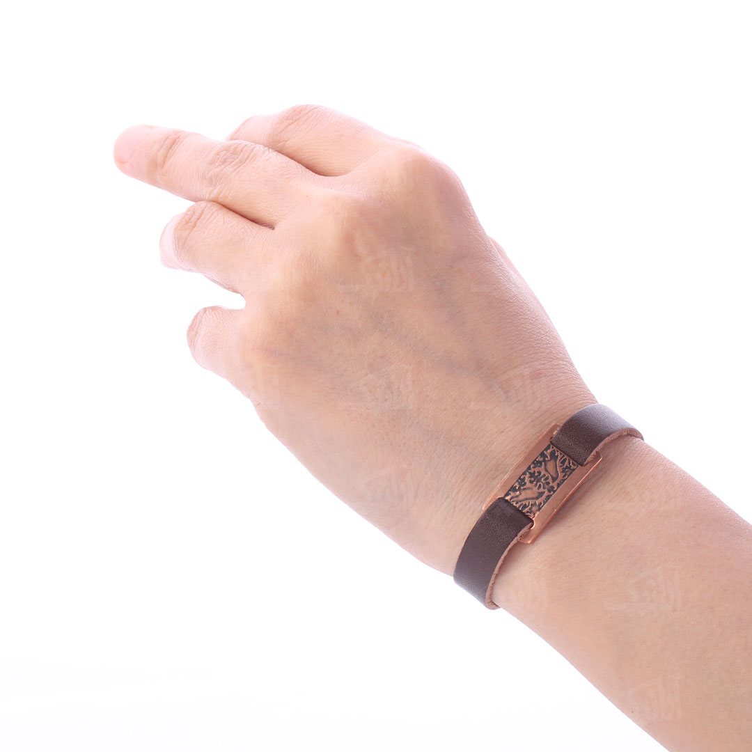 دستبند دست‌ساز زنانه آرانیک مدل چرمی با پلاک مسی کد 1511700016