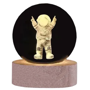 چراغ خواب مدل گوی شیشه ای طرح فیگور فضانورد کد 3144