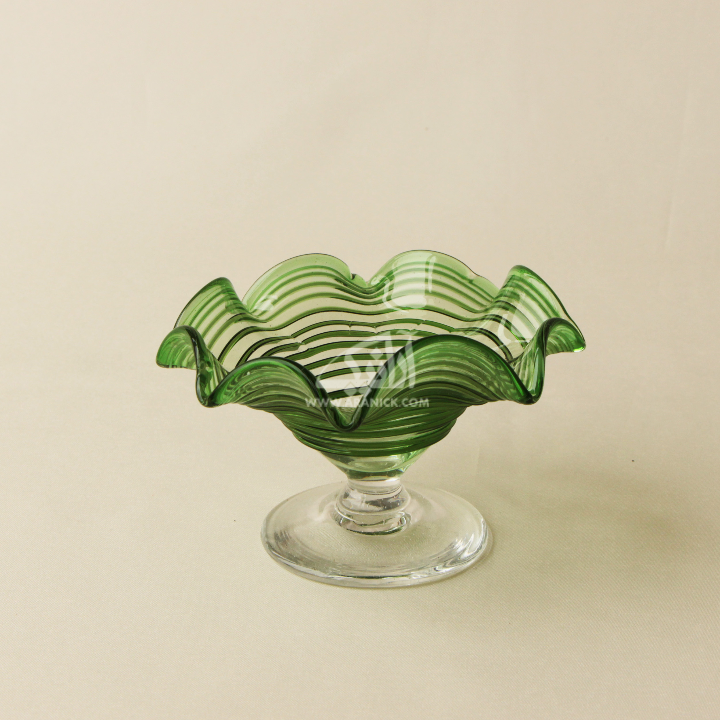 کاسه پایه دار‏ شیشه گری فوتی رنگ ‏سبز‏ طرح ‏لب چین‏ مدل  1003800002