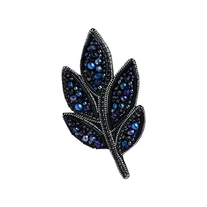 سنجاق سینه زنانه مدل برگ پنج پر