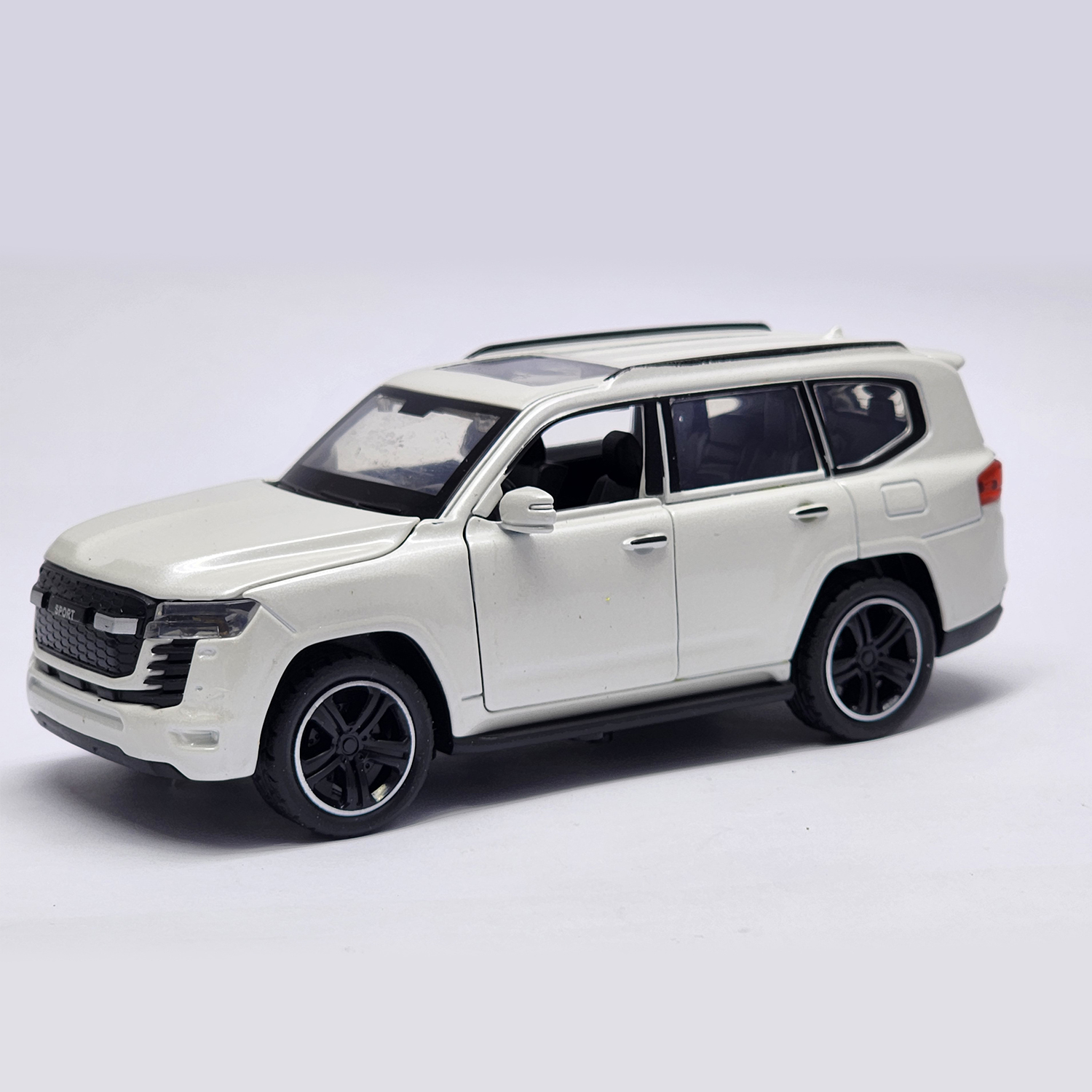 ماشین بازی مدل فلزی چراغ دار لندکروز 2023