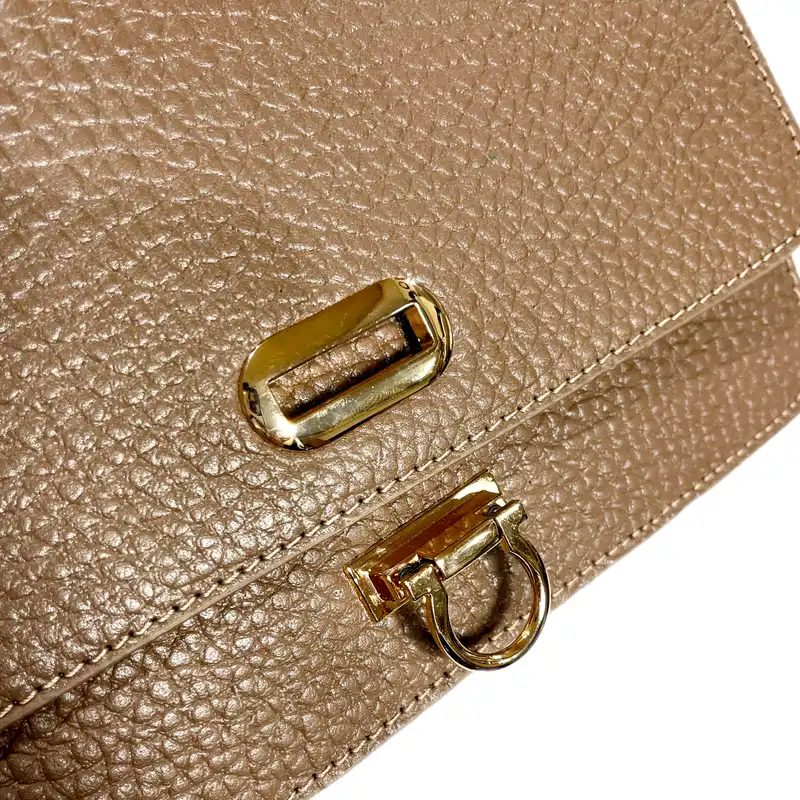 کیف دوشی زنانه مدل چرم طبیعی کد575 طرح فلوتر