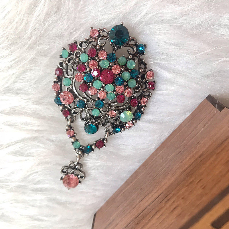 گل سینه زنانه مدل نگین دار H0100 گل سینه زنانه مدل نگین دار H0100