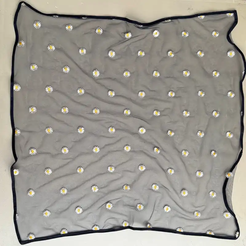 روسری زنانه مدل مینی اسکارف توری گل گلی بابونه ای قواره ۶۰ کد ۶