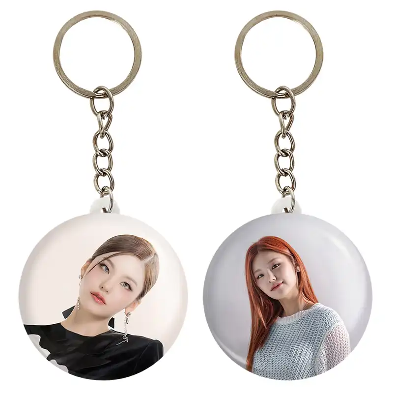 جاکلیدی خندالو مدل یجی گروه ایتزی ITZY کد 2020820209 مجموعه 2 عددی