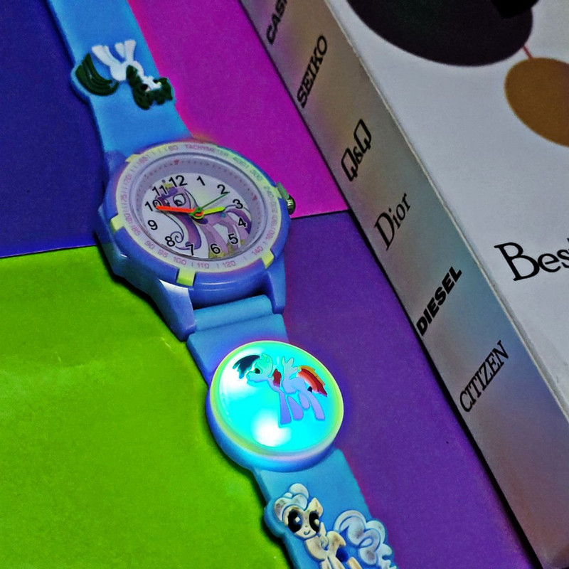 ساعت مچی عقربه ای بچگانه مدل چراغدار 012 ساعت مچی عقربه ای بچگانه مدل چراغدار 012