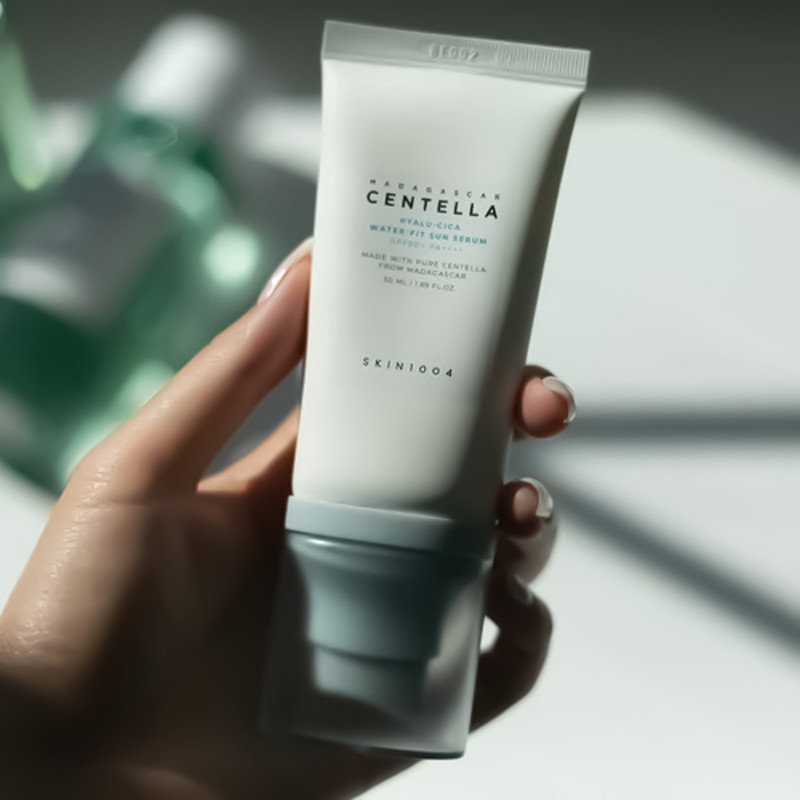 کرم ضد آفتاب بدون رنگ اسکین 1004 SPF 50 مدل Hyalu-Cica Water محافظ UVA ،UVB، مناسب برای انواع پوست، حجم 50 میلی‌لیتر
