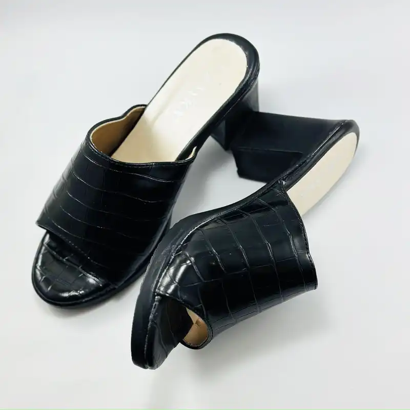 صندل زنانه مدل چرمی پاشنه دار