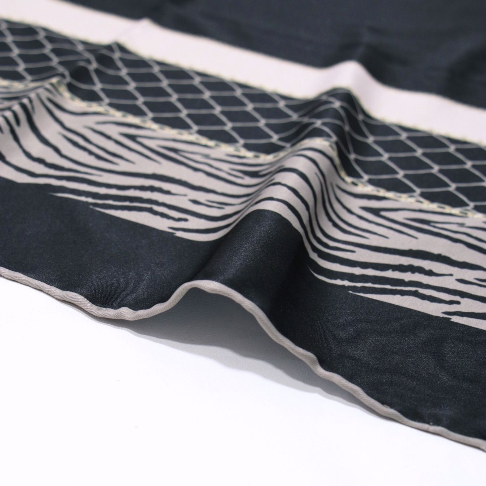 روسری زنانه مدل ابریشم توییل لاکچری طرح زبرا دور حاشیه کد ana-6015 -  - 6