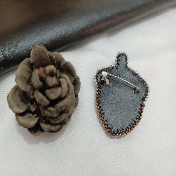 گل سینه زنانه مدل بلوط