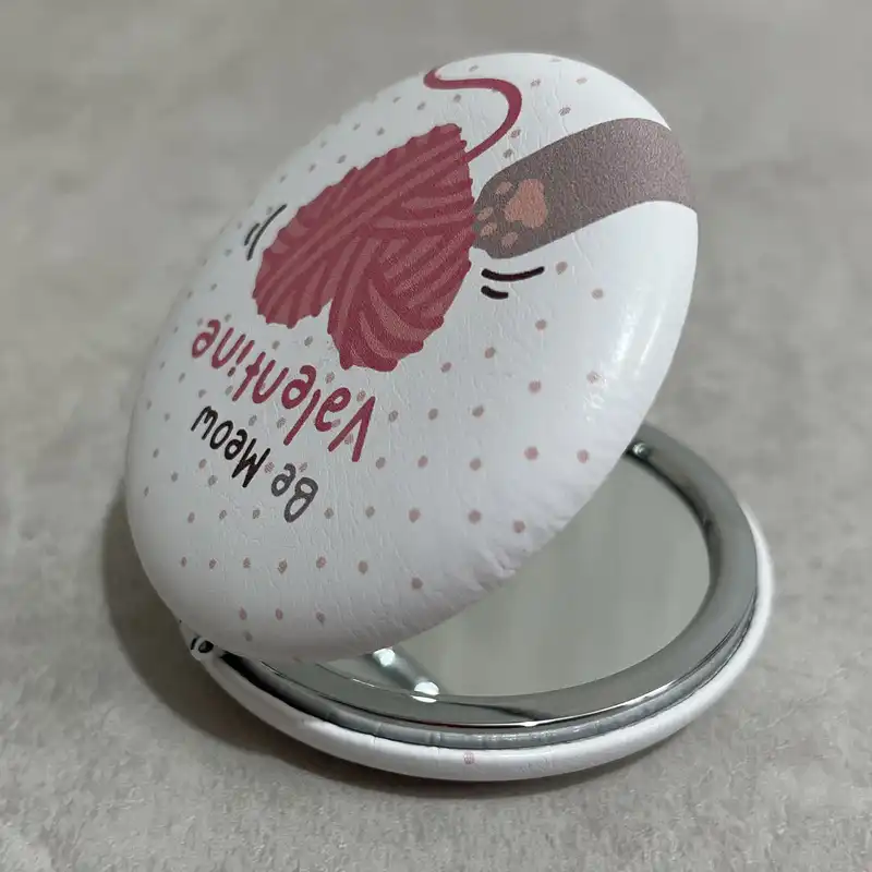 آینه جیبی مدل گرد طرح گربه و کاموای قلبی