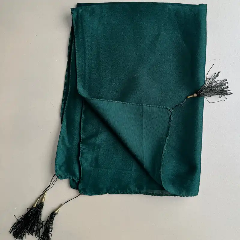 شال زنانه مدل ساده کریستال براق منگوله دار چهار فصل کد ۱