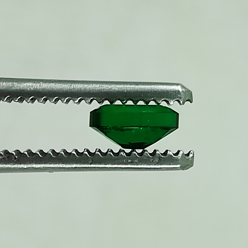 سنگ زمرد طبیعی سلین کالا  مدل بیضی کد PC2-24