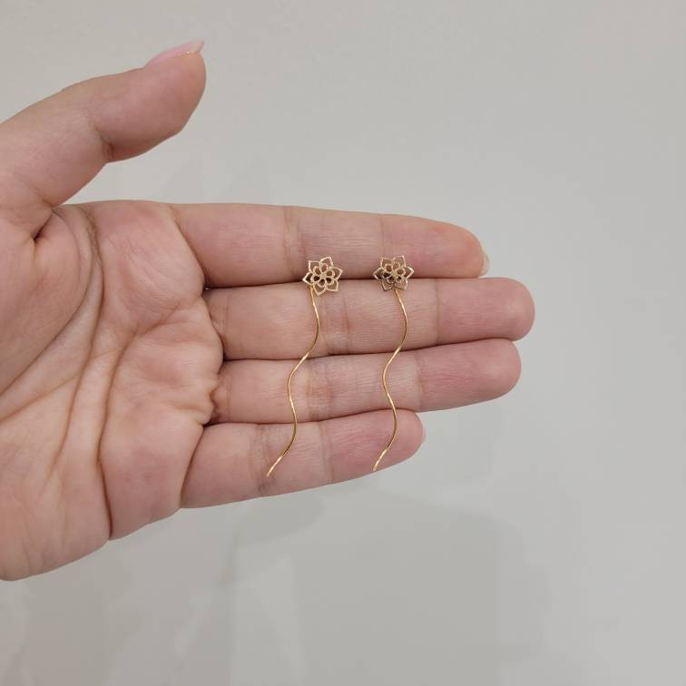 گوشواره بخیه‌ای طلا 18 عیار زنانه مان گالری مدل کرلی گل در گل کد EA01-0018800 - 4