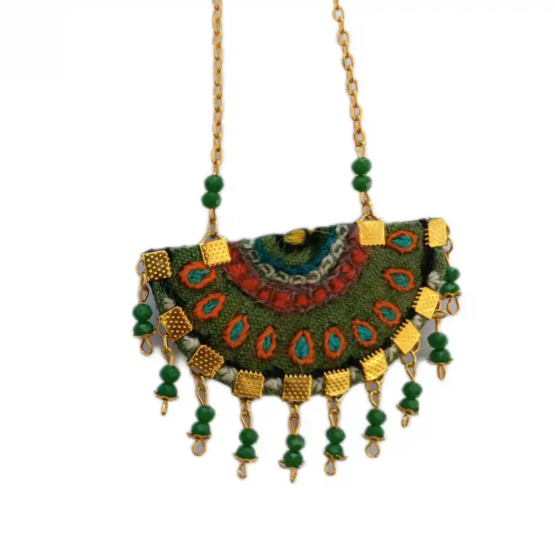 ست گردنبند و گوشواره سوزن دوزی مدل پته دوزی طرح بادبزنی کد 11