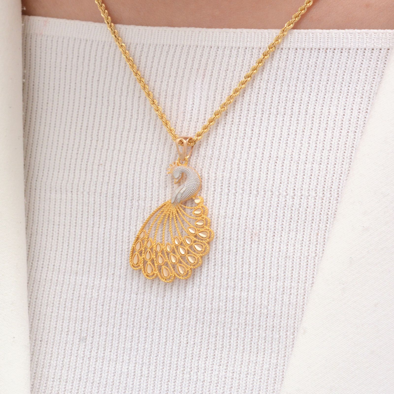 آویز گردنبند طلا 18 عیار زنانه طلای مستجابی مدل طاووس کد 2602 - - 2