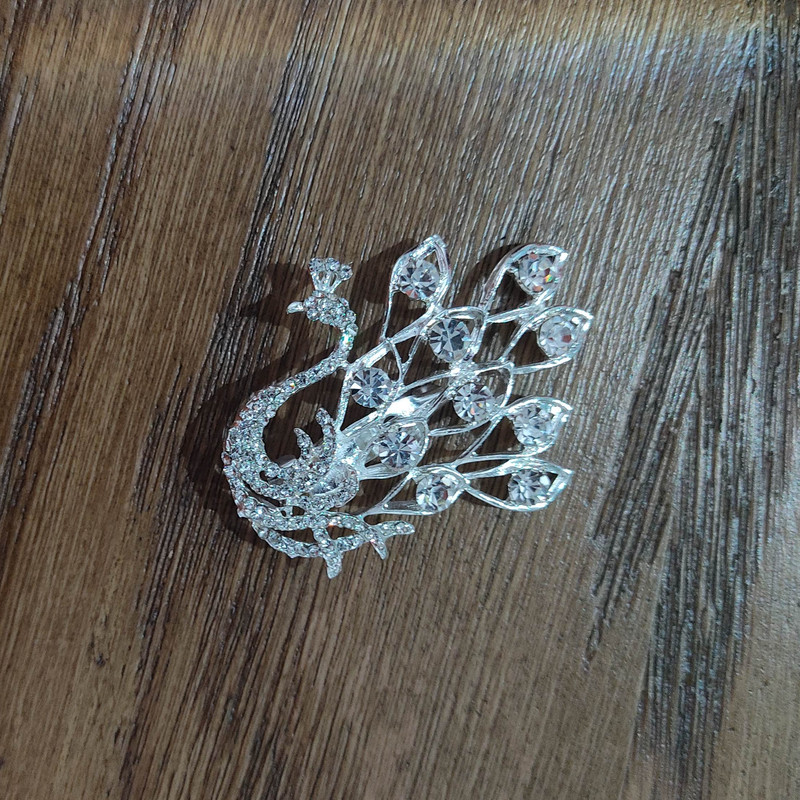 گل سینه زنانه مدل طاووس کد 980