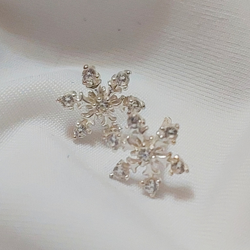 گوشواره نقره زنانه مدل دانه برف 2 گوشواره نقره زنانه مدل دانه برف 2