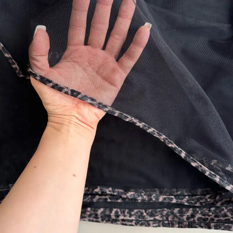 شال زنانه مدل توری ساده دور نوار پلنگی دوزی