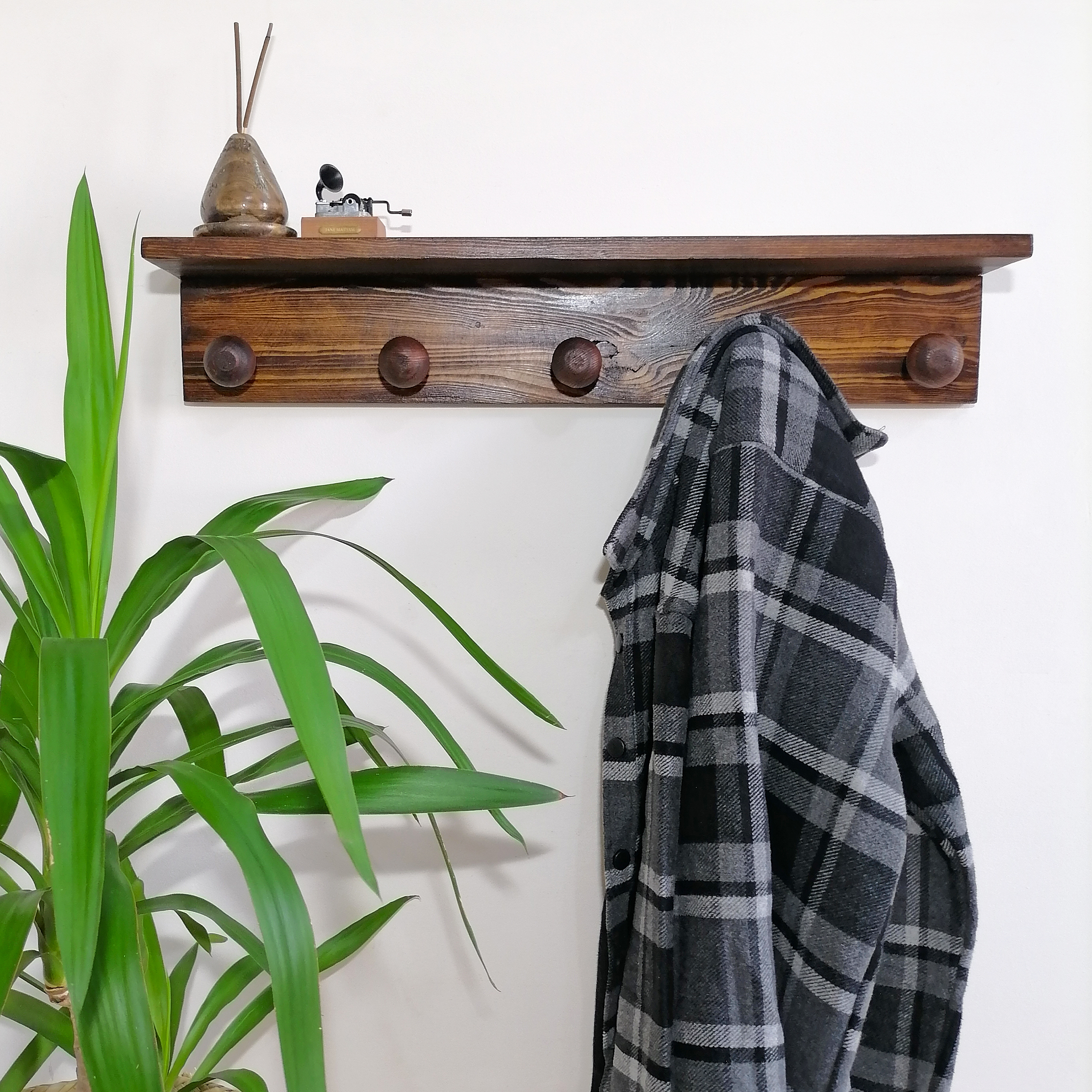 آویز لباس مدل شلف طرح قدیمی