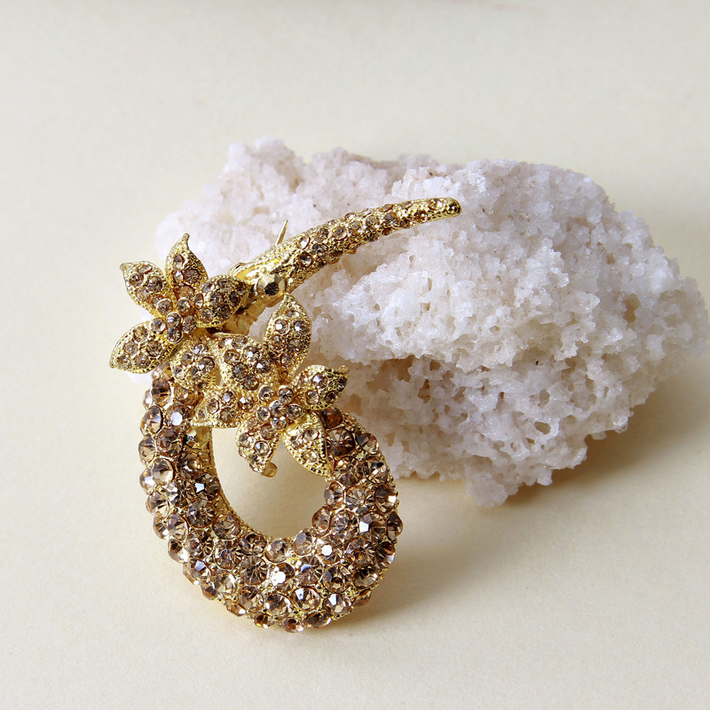 گل سینه زنانه بازرگانی میلادی مدل استیل رنگ ثابت و ضد حساسیت فول نگین بدون ریزش کد ACZ_040