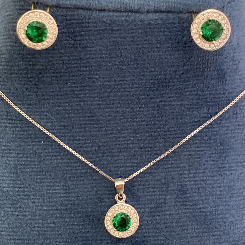 نیم ست نقره زنانه مدل گرد طرح زمرد نیم ست نقره زنانه مدل گرد طرح زمرد