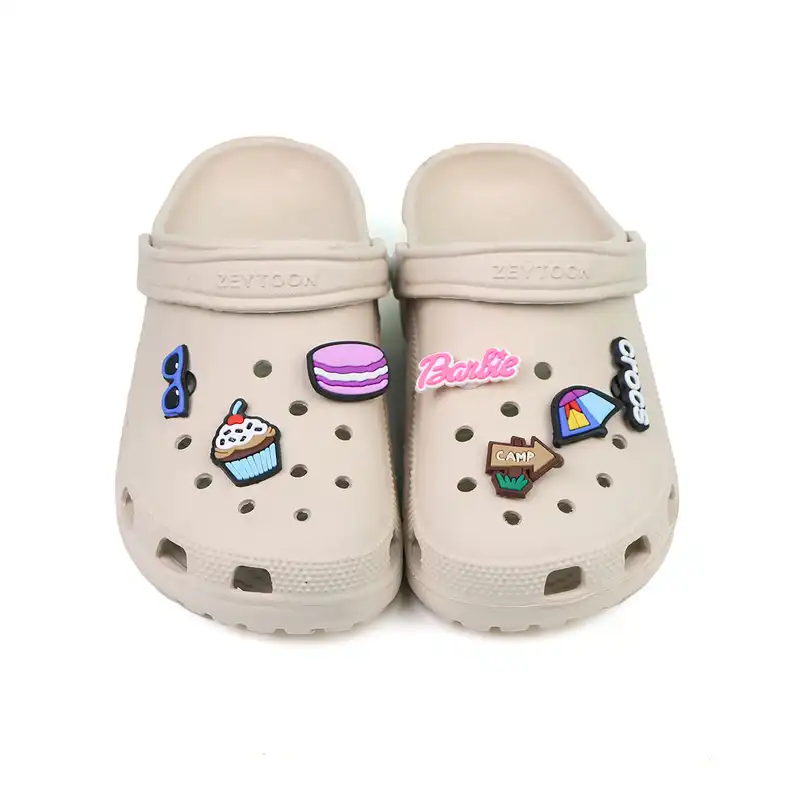 دمپایی زنانه مدل کراکس استیکر دار سری باربی رنگ کرم