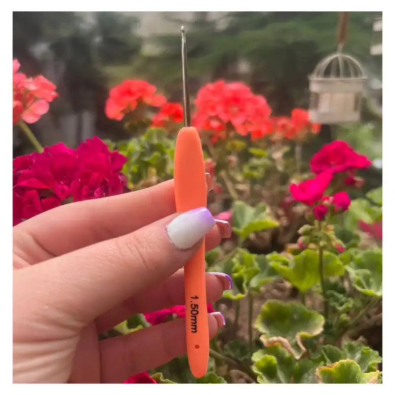 قلاب بافتنی مدل ZHL-1.5 کد 1.5 به همراه سنجاق نشانه گذار بافتنی و سوزن دوخت کاموا مجموعه 4 عددی