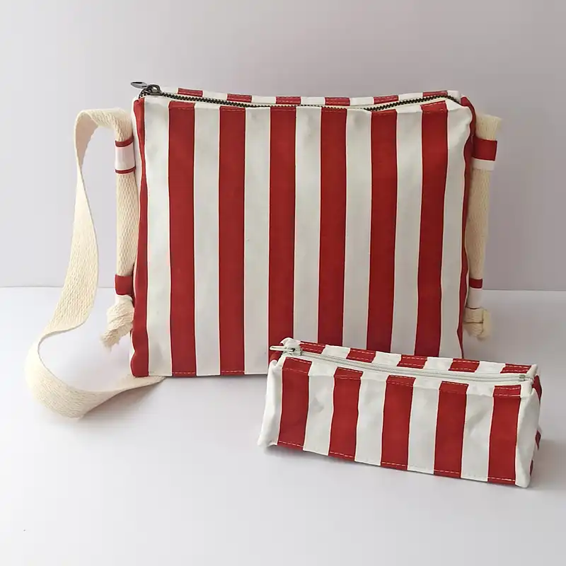 کیف دوشی زنانه مدل موژان راه راه به همراه کیف لوازم آرایش