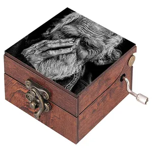 جعبه موزیکال مدل هندلی طرح پرتره پیرمرد کد 1052