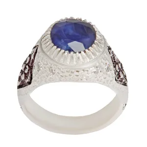 انگشتر نقره مردانه بازرگانی میلادی مدل سنگ یاقوت کبود تراش جواهری رکاب قلمزنی کد AM_2388