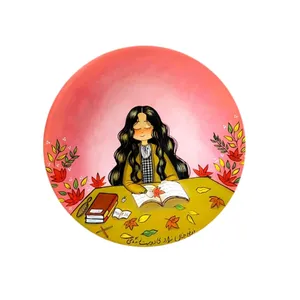 بشقاب دیوارکوب سفالی طرح دخترک کتابخوان
