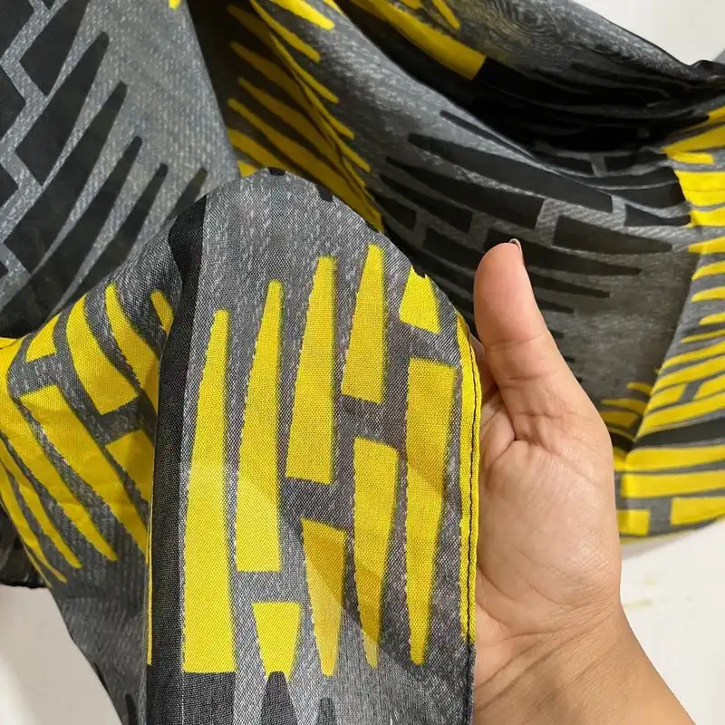 شال زنانه مدل مثلثی دور دوخت