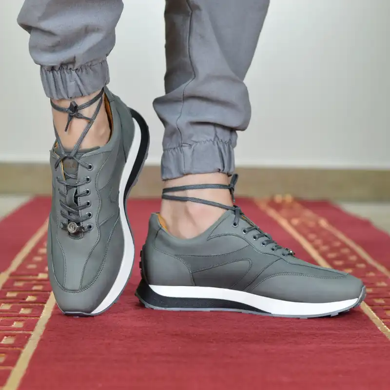 کفش روزمره مردانه کرمانی مدل چرم دستدوز هورس کد 506 رنگ طوسی