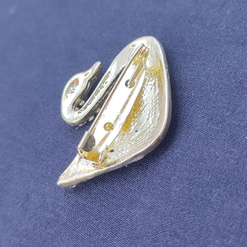 گل سینه زنانه مدل قو نگین ریز VGK001