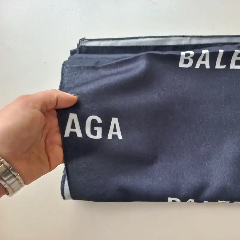 شال زنانه بالنسیاگا مدل موهر پاییزی زمستانی