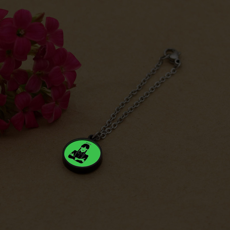 آویز ساعت زنانه ناکسیگو مدل شب تاب طرح ونزدی کد AW7274