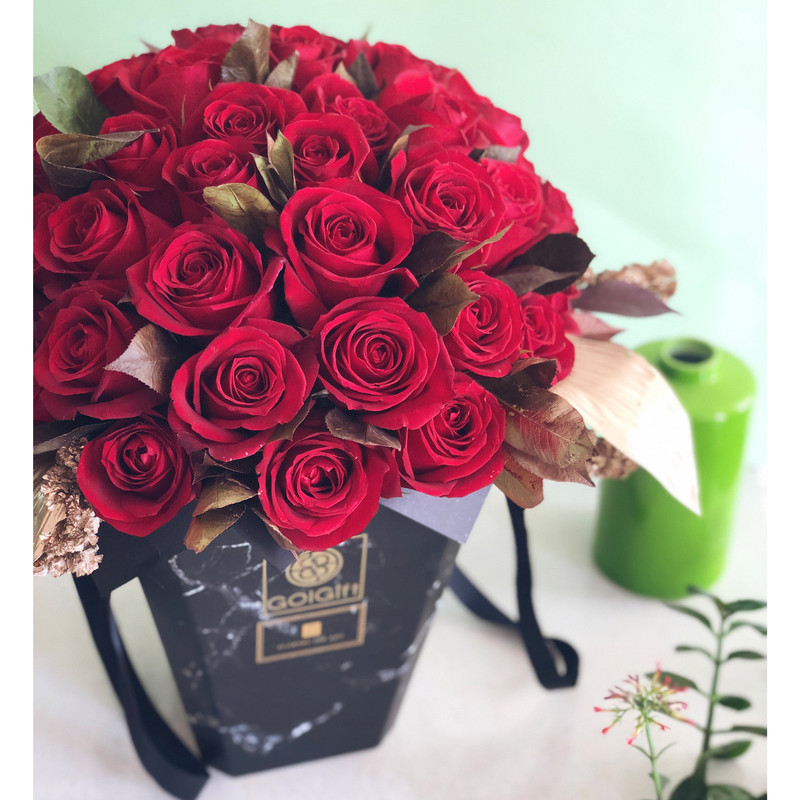 سبد گل گل گیفت مدل عشق طلایی کد GG0012