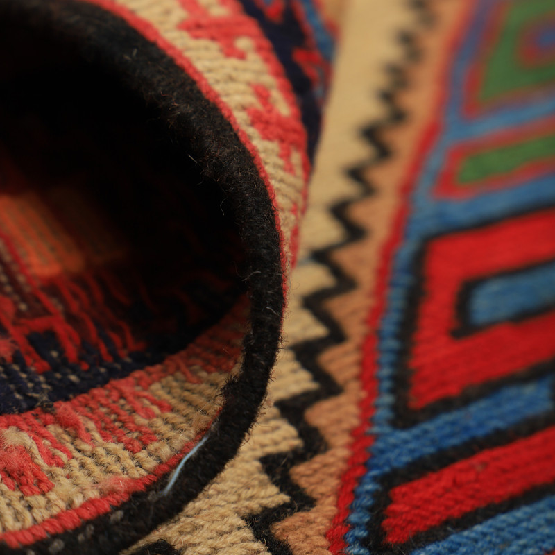 گلیم دستبافت یک و نیم متری مدل ورنی زمینه قرمز کد 40404881