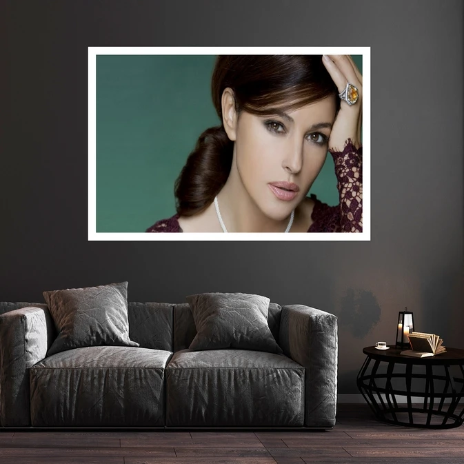 تابلو بکلیت طرح مدلینگ و بازیگر مونیکا بلوچی مدل قاب شاسی W-s10082