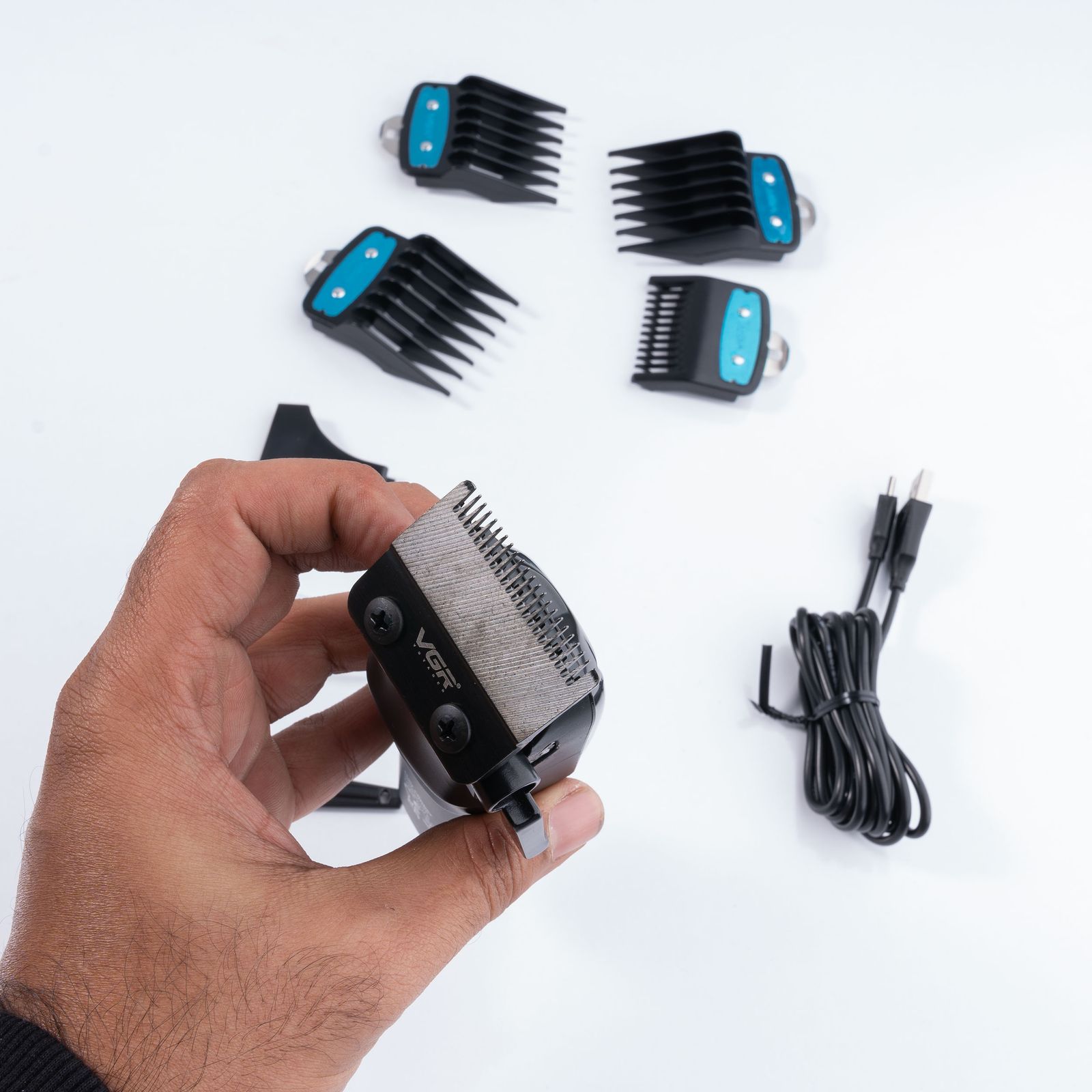 ماشین اصلاح موی سر صورت و بدن وی جی ار مدل V-138 -  - 12