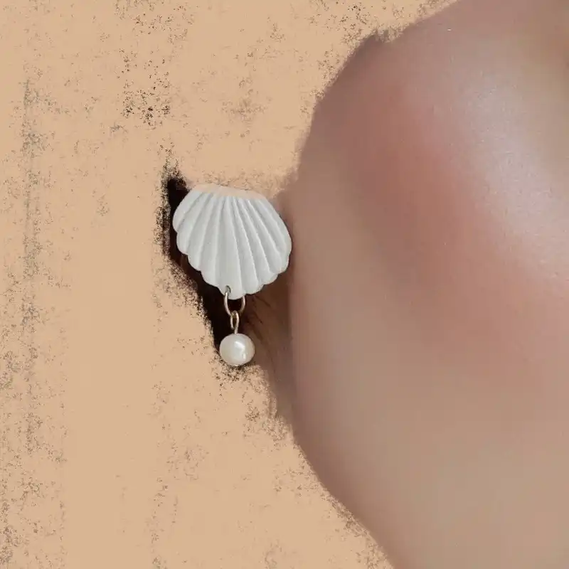 گوشواره زنانه مدل پلیمری صدف کرومی و مروارید