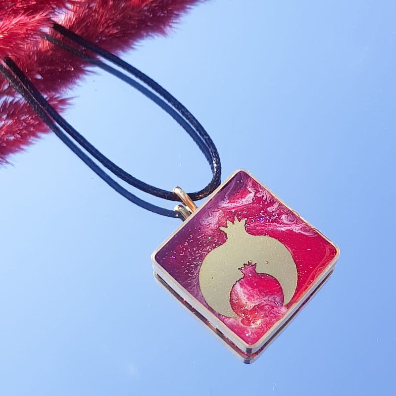 گردنبند دخترانه مدل رزینی طرح انار 001 گردنبند دخترانه مدل رزینی طرح انار 001