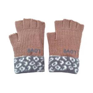 دستکش بافتنی زنانه طرح LOVE کد 1528