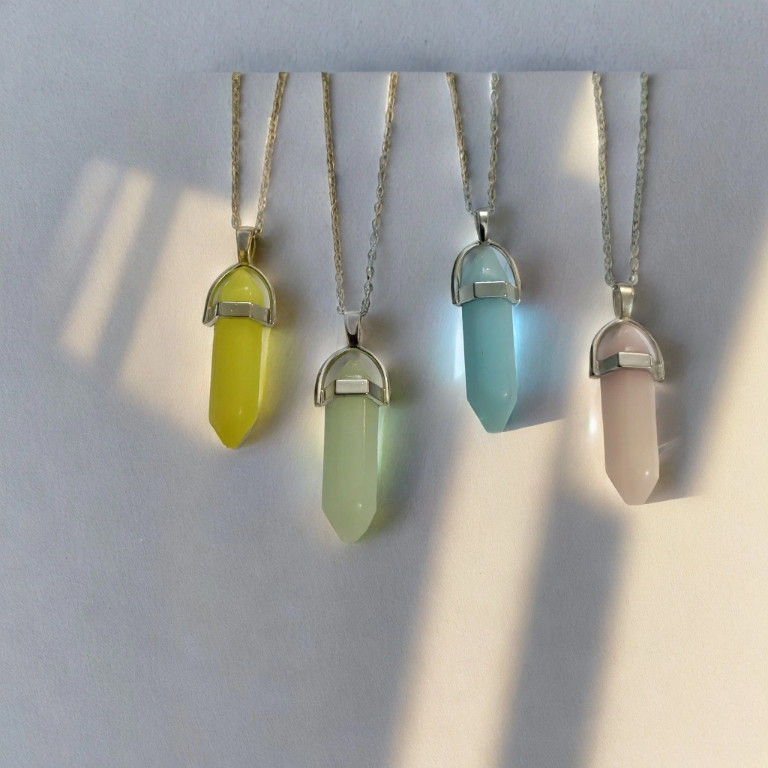 گردنبند مدل منشوری شب تاب