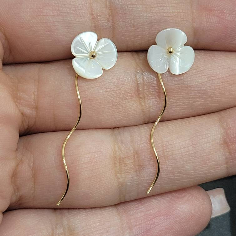 گوشواره طلا زنانه ۱۸ عیار طلا جواهر مان گالری مدل کرلی نیلوفر صدفی کد EA01-0037000